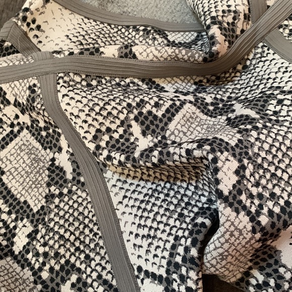 DVF DIANE VON FURSTENBURG grey python snake skirt sz M - Picture 15 of 16